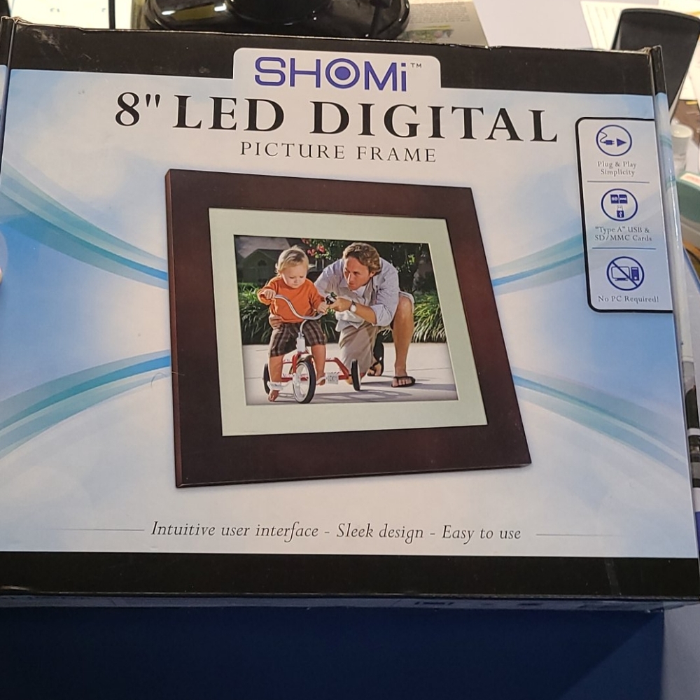 Digital photo frame. 8" LED picture frame